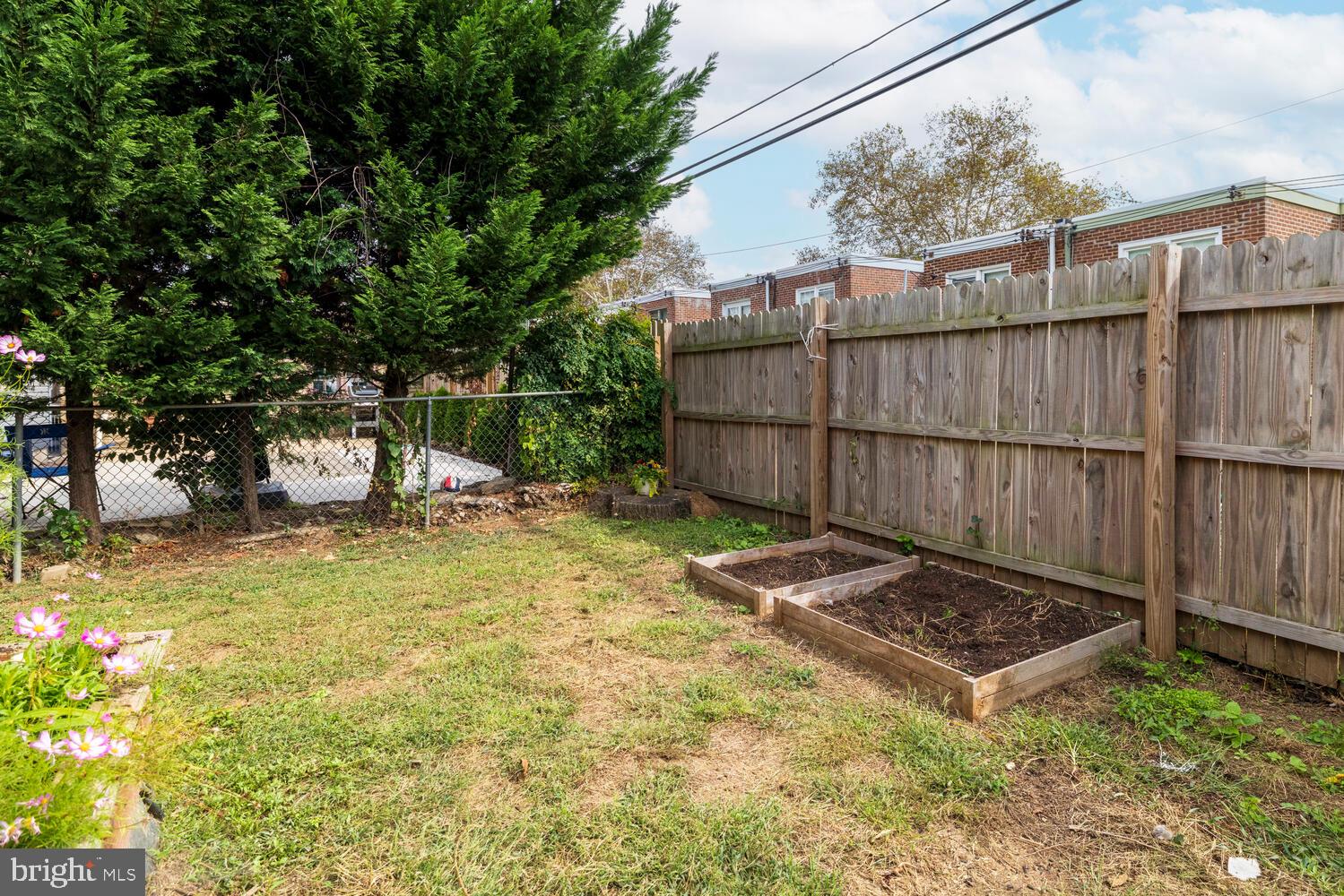 3318 W QUEEN LANE