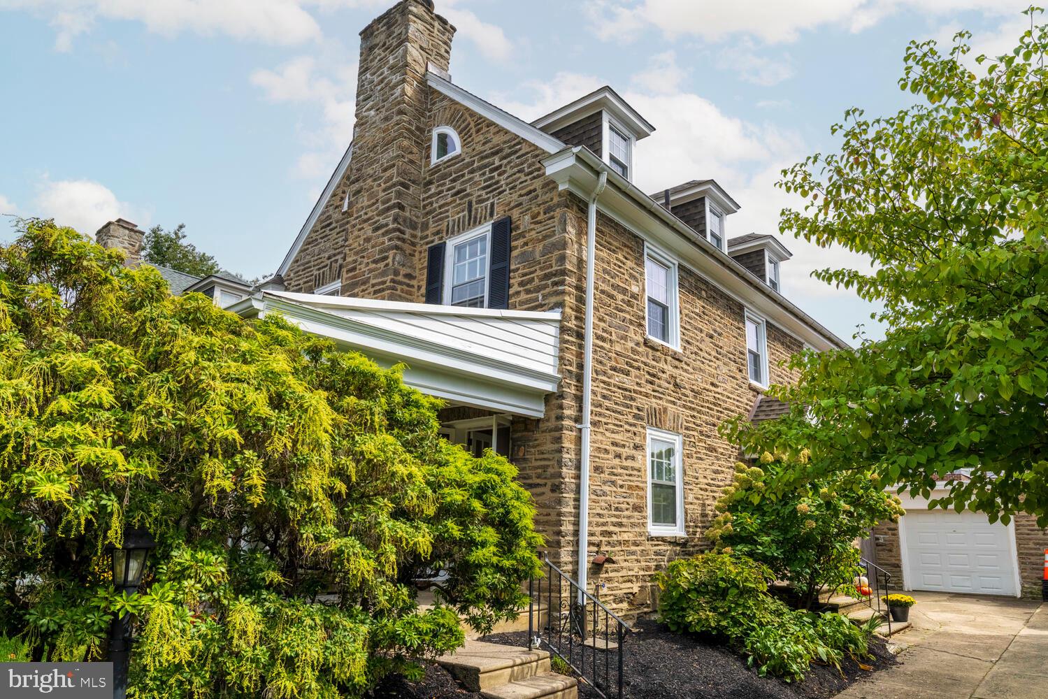3318 W QUEEN LANE