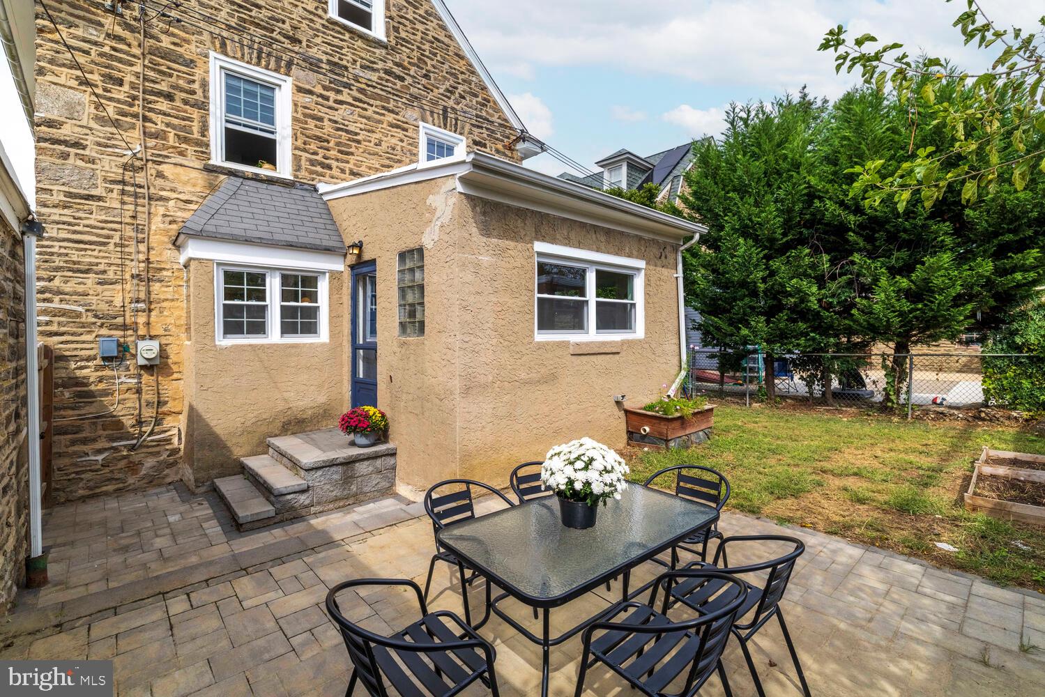 3318 W QUEEN LANE