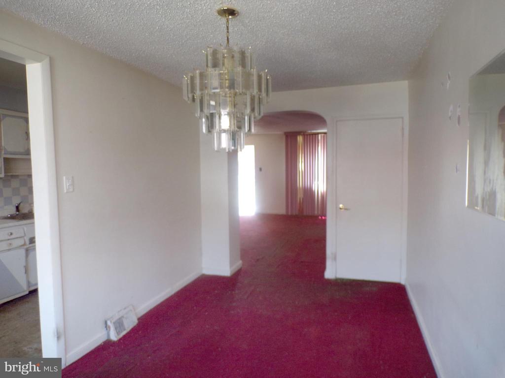 147 E FARISTON DRIVE