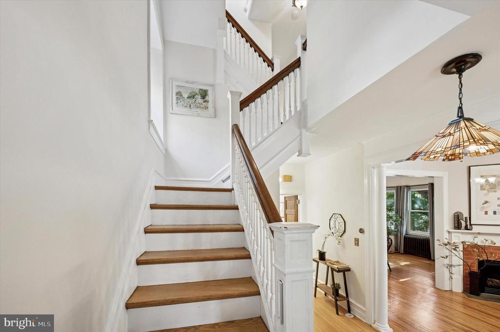 200 E GRAVERS LANE
