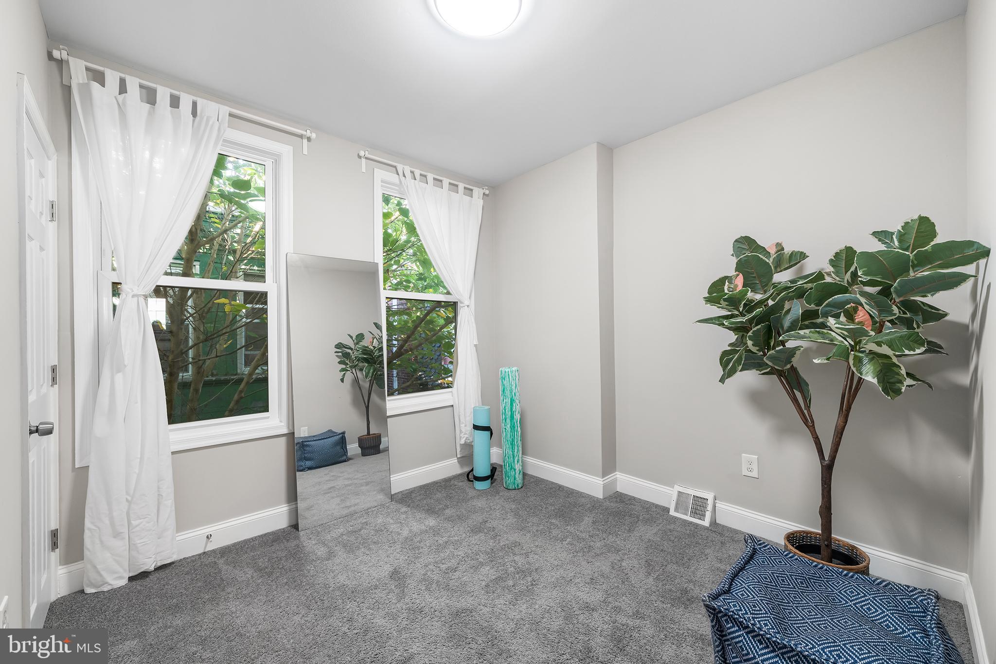 1542 N HOLLYWOOD STREET