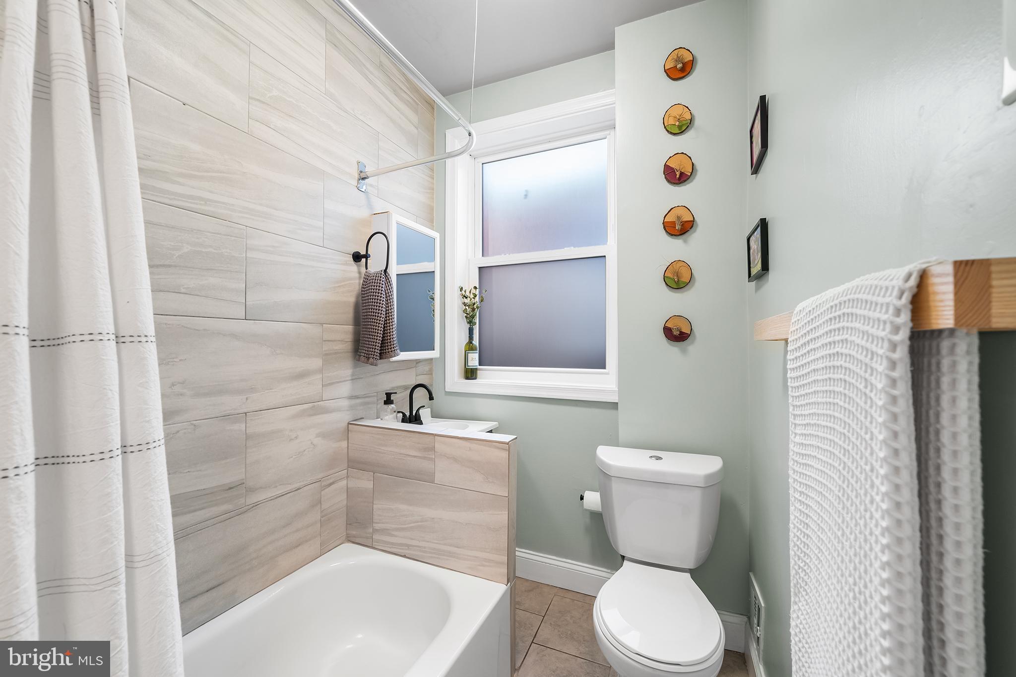 1542 N HOLLYWOOD STREET