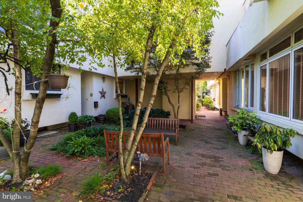 812 LOMBARD STREET 31