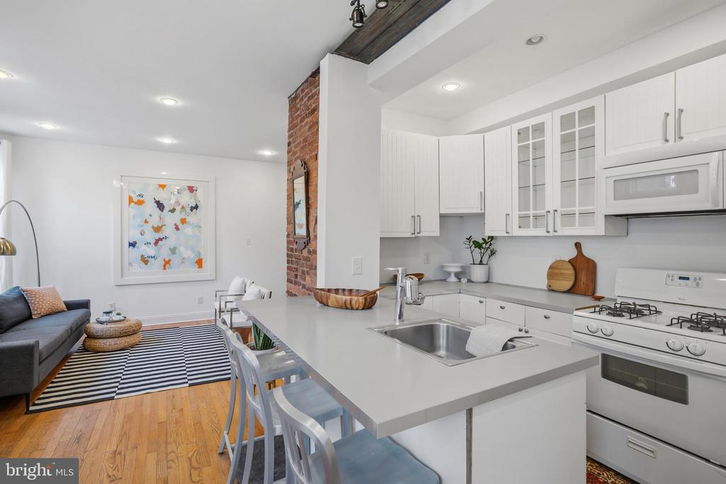 208 W LAUREL STREET