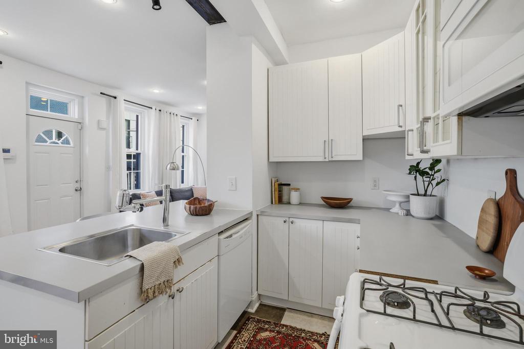 208 W LAUREL STREET
