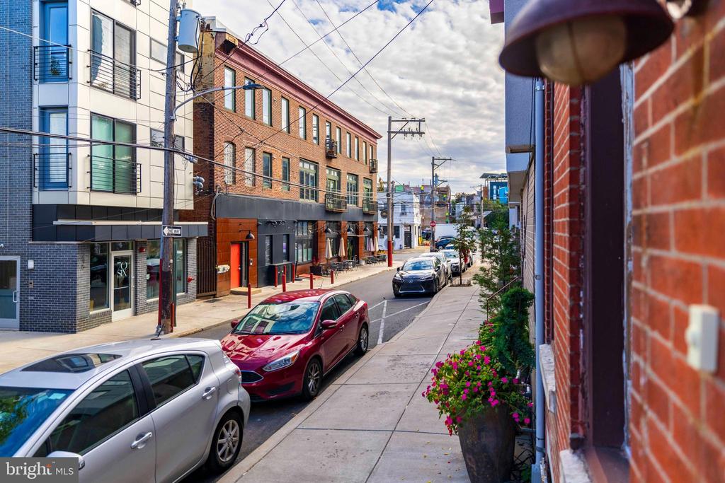 208 W LAUREL STREET