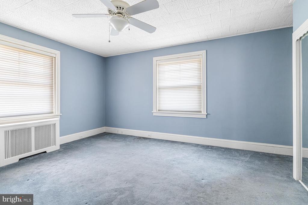 3001 W QUEEN LANE