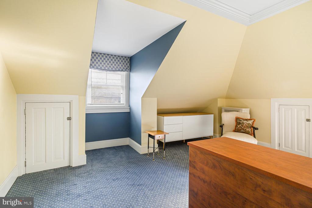 3001 W QUEEN LANE