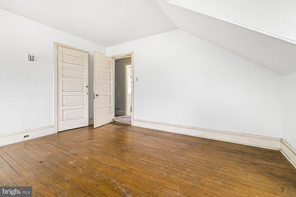 3001 W QUEEN LANE