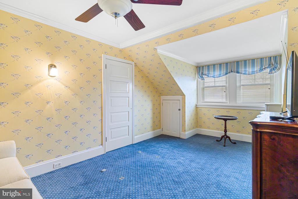 3001 W QUEEN LANE