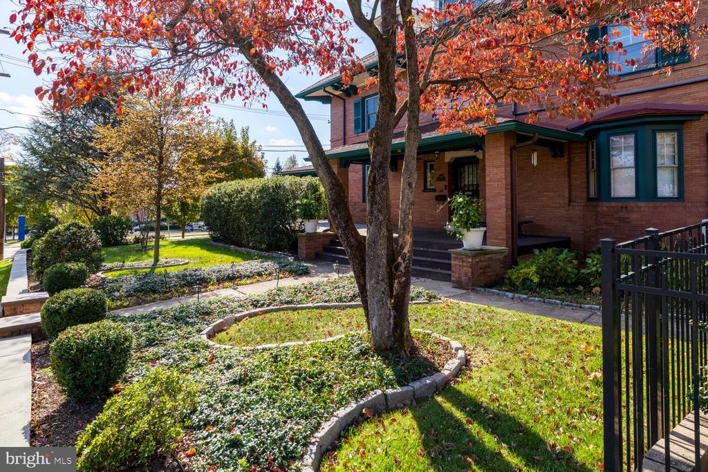 3001 W QUEEN LANE