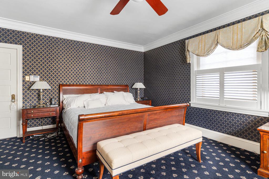 3001 W QUEEN LANE
