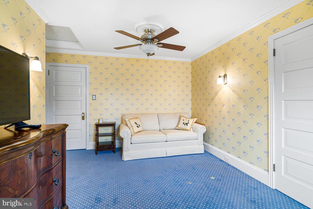 3001 W QUEEN LANE