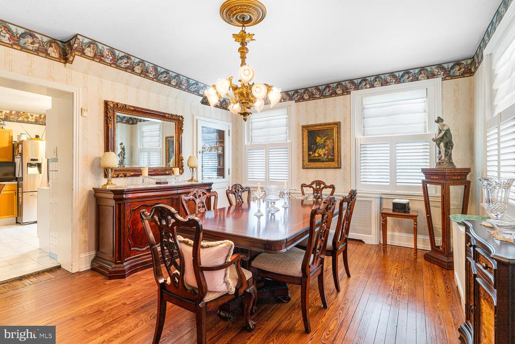 3001 W QUEEN LANE