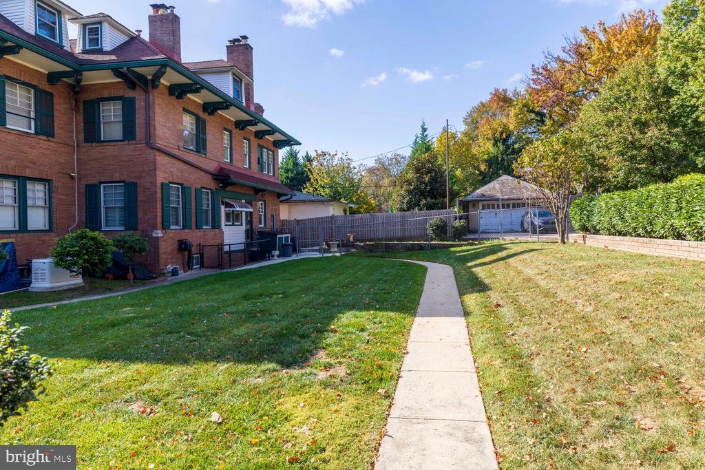 3001 W QUEEN LANE
