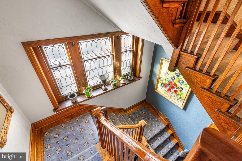 3001 W QUEEN LANE