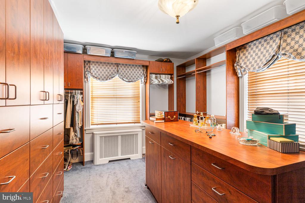 3001 W QUEEN LANE