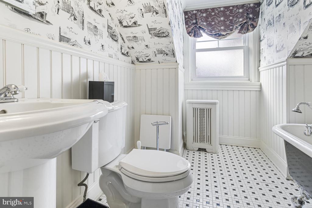 3001 W QUEEN LANE