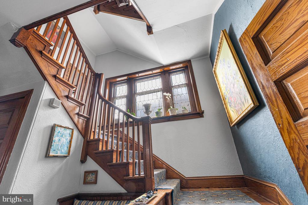 3001 W QUEEN LANE