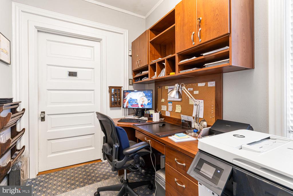 3001 W QUEEN LANE