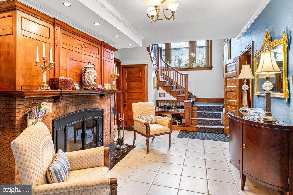 3001 W QUEEN LANE