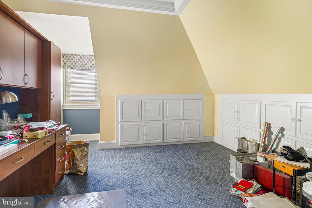 3001 W QUEEN LANE