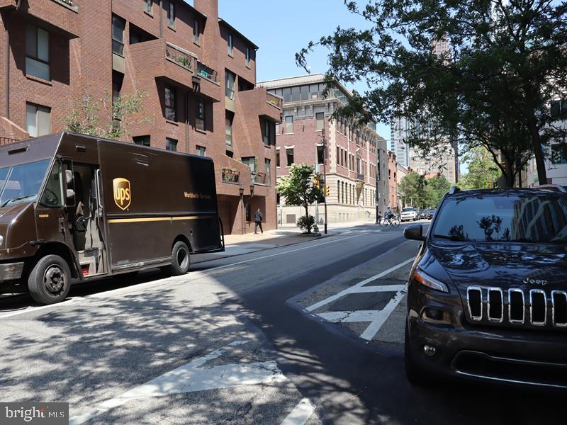 2200 ARCH STREET 28 906