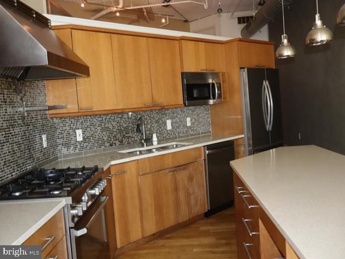 2200 ARCH STREET 28 906