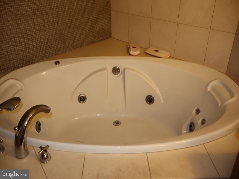 2200 ARCH STREET 28 906