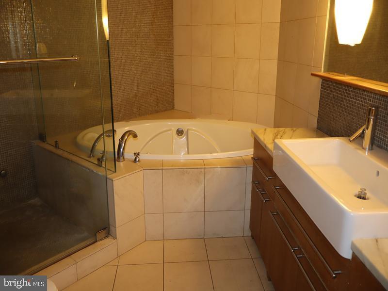 2200 ARCH STREET 28 906