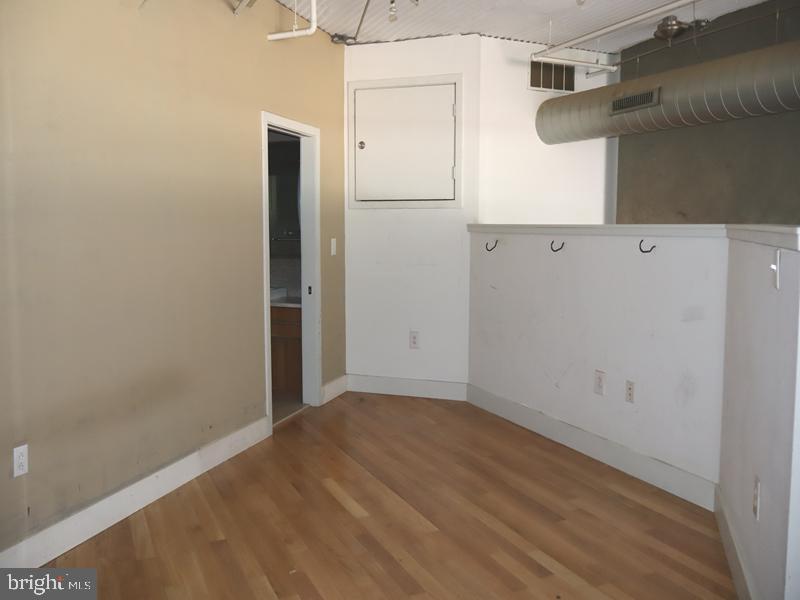 2200 ARCH STREET 28 906