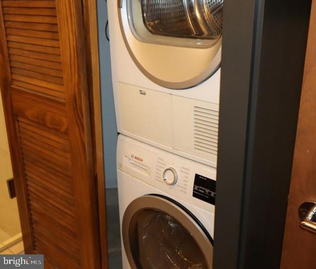 2200 ARCH STREET 28 906