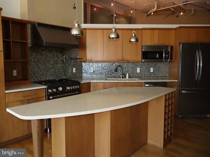 2200 ARCH STREET 28 906