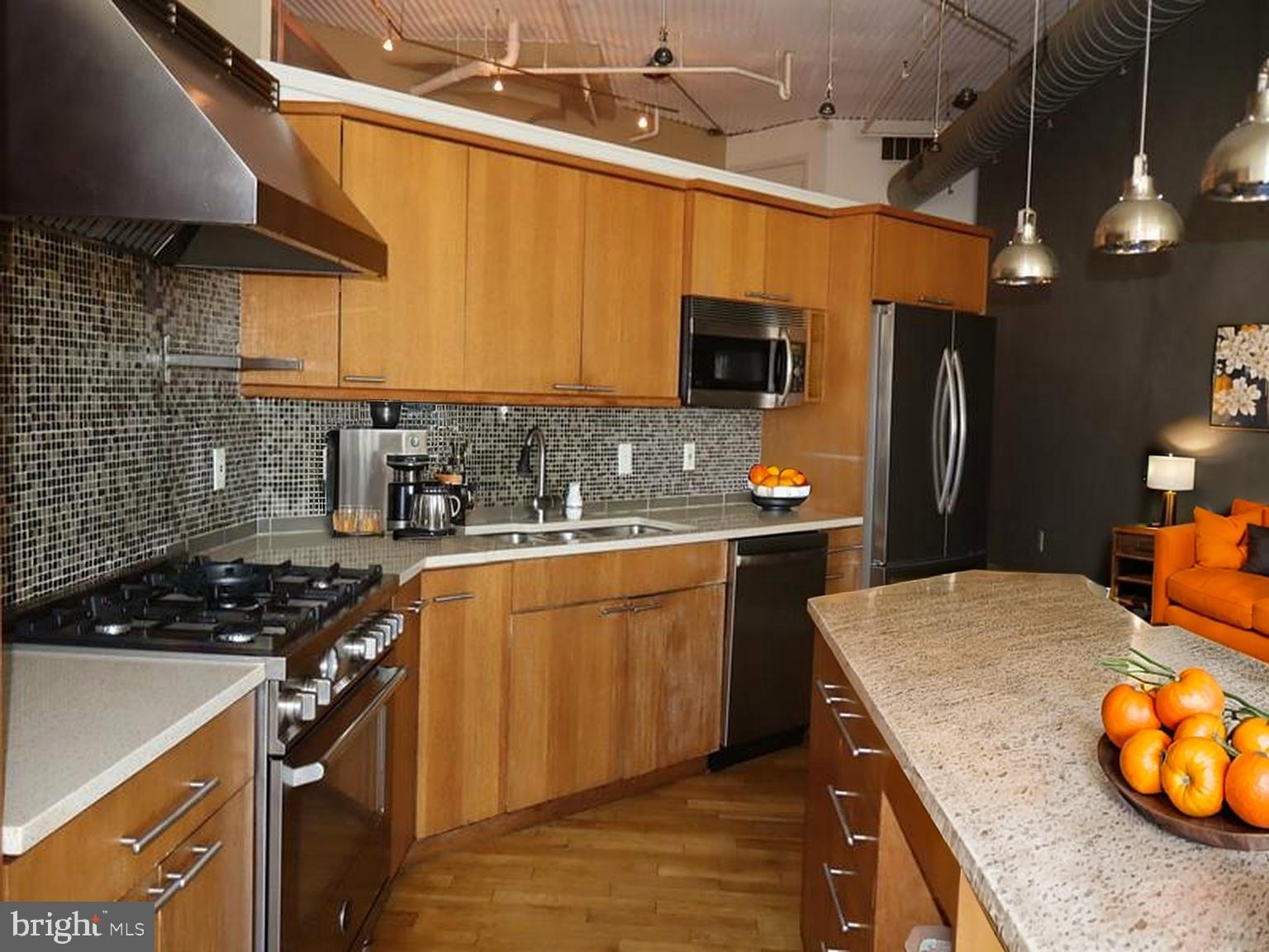 2200 ARCH STREET 28 906