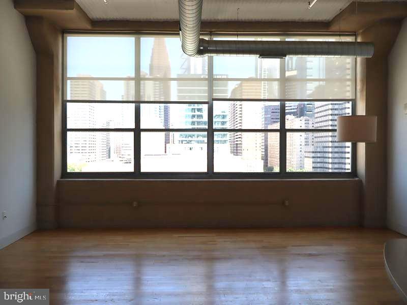 2200 ARCH STREET 28 906