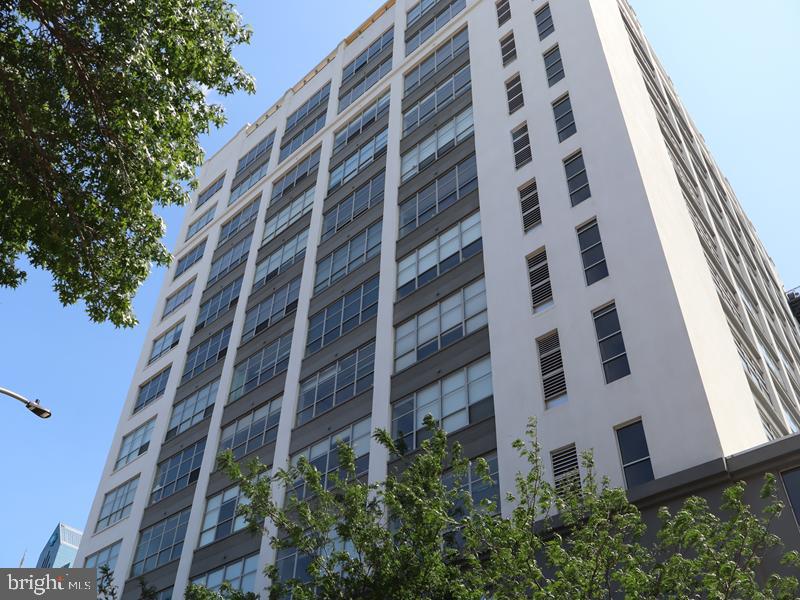 2200 ARCH STREET 28 906