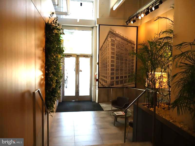 2200 ARCH STREET 28 906