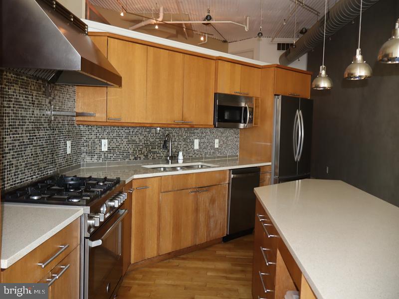 2200 ARCH STREET 28 906