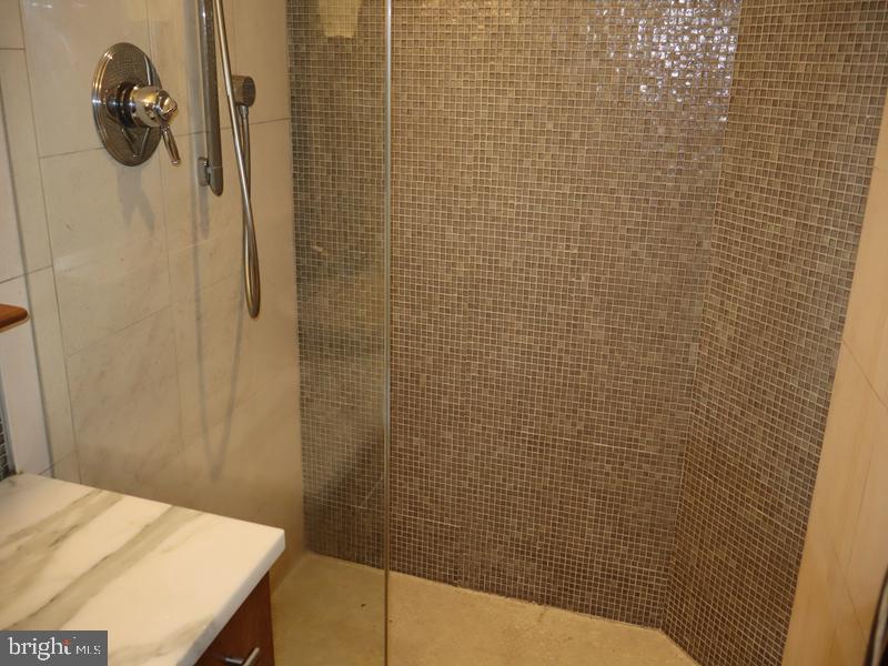 2200 ARCH STREET 28 906