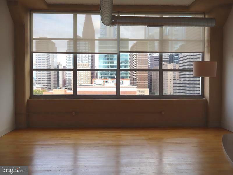 2200 ARCH STREET 28 906