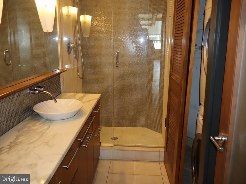 2200 ARCH STREET 28 906