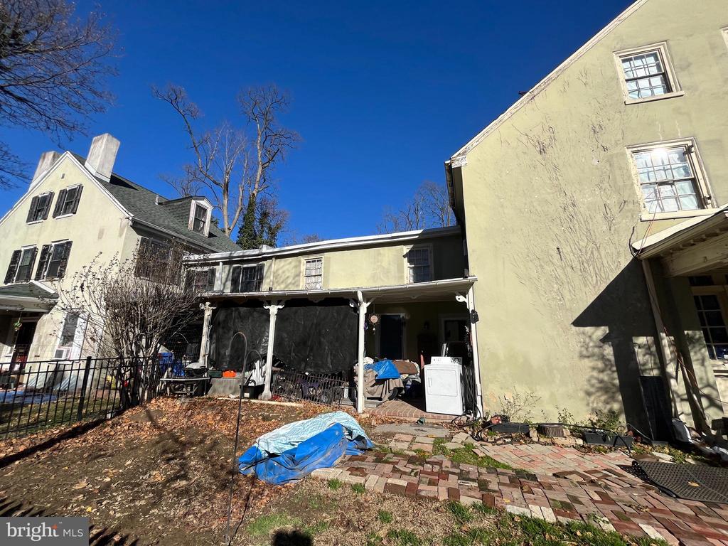 145 W QUEEN LANE