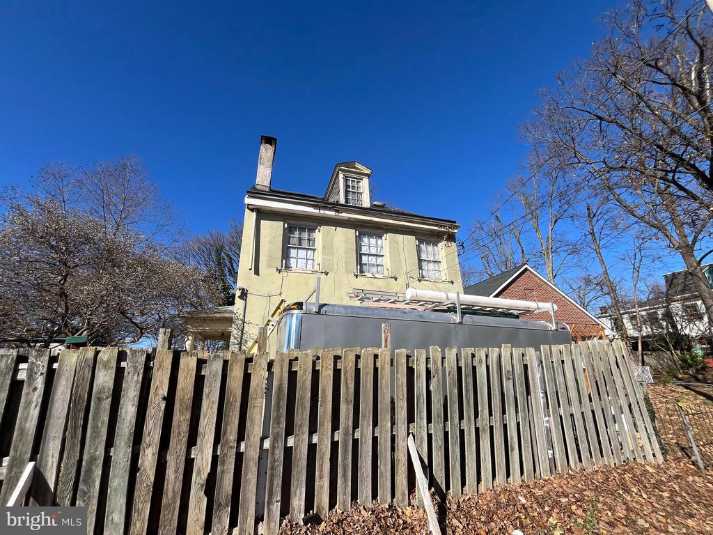 145 W QUEEN LANE