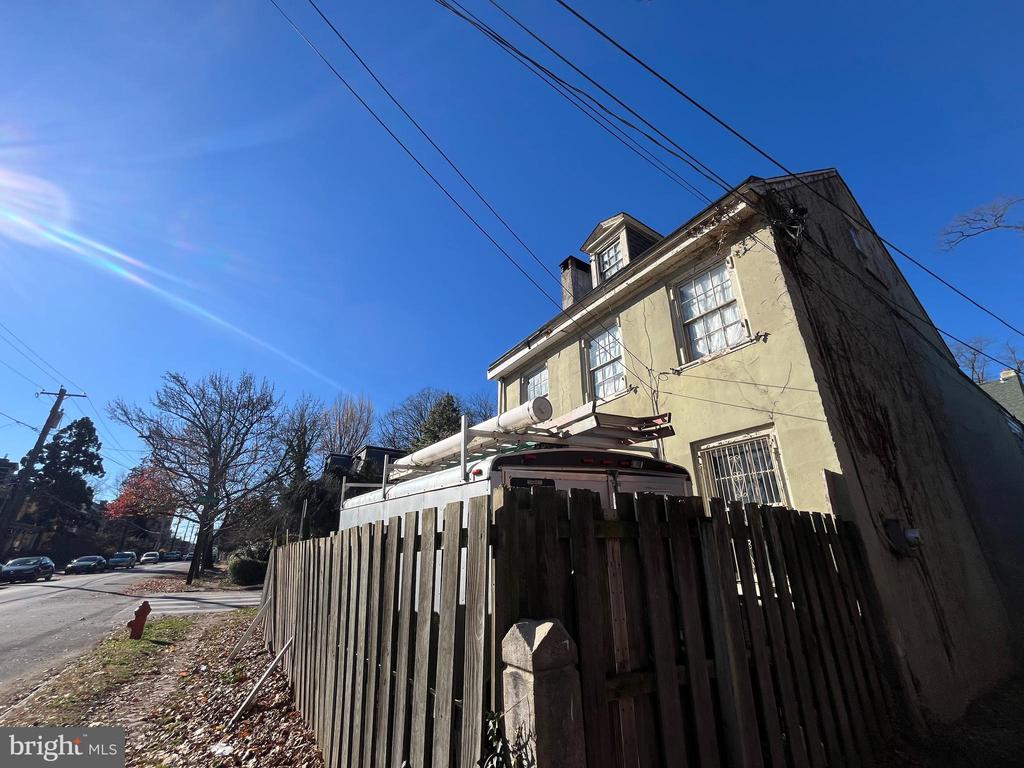 145 W QUEEN LANE