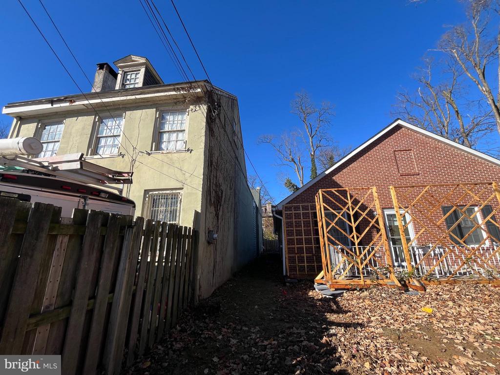 145 W QUEEN LANE