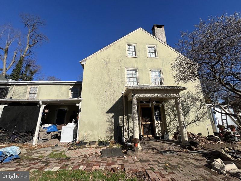 145 W QUEEN LANE