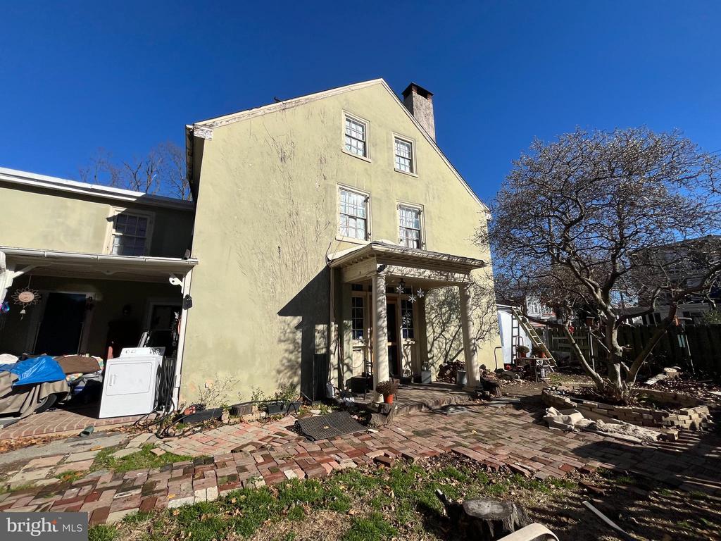 145 W QUEEN LANE