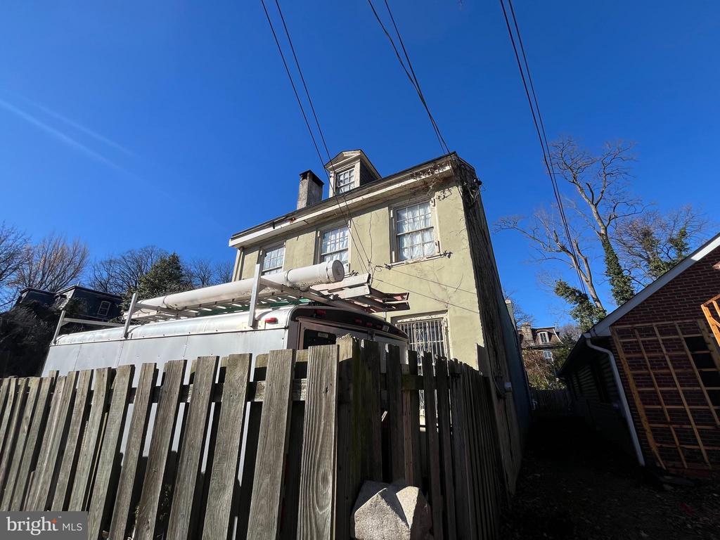 145 W QUEEN LANE