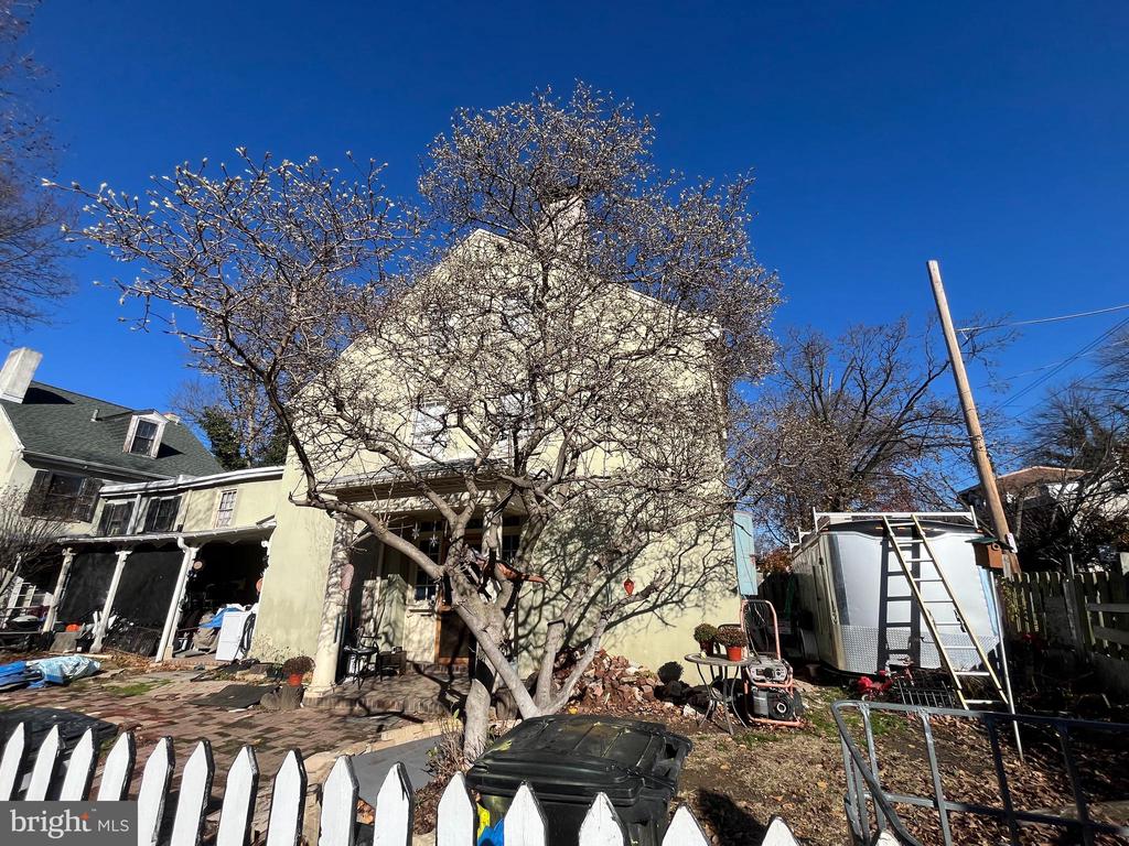 145 W QUEEN LANE